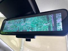 【インテリジェントルームミラー】後席の大きな荷物や同乗者で後方が確認しづらい時でも安心！カメラが撮影した車両後方の映像をルームミラー内に表示。クリアな視界で状況の確認が可能です！ 5