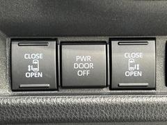 【両側パワースライドドア】スマートキーや運転席のスイッチで後席両側スライドドアの開閉が可能♪電動だから力を入れてドアを開ける必要が無く、小さなお子様でも簡単に開け閉めでき快適です♪ 6