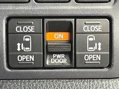 【両側パワースライドドア】スマートキーや運転席のスイッチで後席両側スライドドアの開閉が可能♪電動だから力を入れてドアを開ける必要が無く、小さなお子様でも簡単に開け閉めでき快適です♪ 5