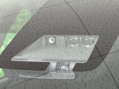 【トヨタセーフティセンス】走行中に前方の車両等を認識し、衝突しそうな時は警報とブレーキで衝突回避と被害軽減をアシスト。より安全にドライブをお楽しみいただけます。 4