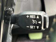 【クルーズコントロール】高速道路もラクラク走行。アクセルを離しても一定速度で走行ができ、長距離運転時の負担を軽減！加速・減速も簡単なスイッチ操作で調整できます。 5