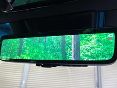 【デジタルインナーミラー】後席の大きな荷物や同乗者で後方が確認しづらい時でも安心！カメラが撮影した車両後方の映像をルームミラー内に表示。クリアな視界で状況の確認が可能です！ 6