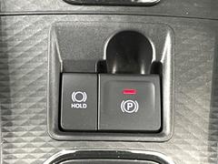 【電動パーキングブレーキ】パーキングブレーキは便利な電動式！ボタン一つで操作でき、アクセルを踏めば自動で解除されます♪レバーやペダルが無いので運転席廻りもすっきりしますね♪ 6