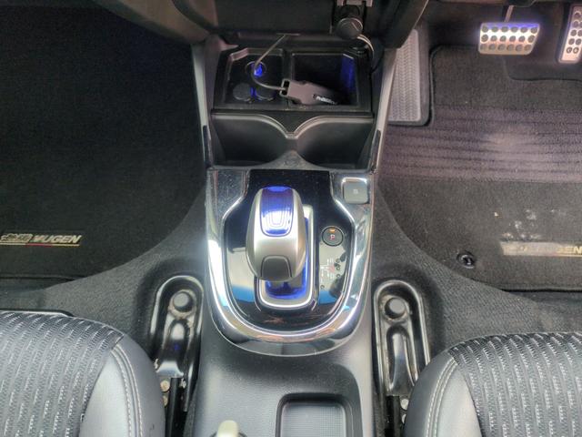 フィットハイブリッド Ｌパッケージ　ハイブリッド　ＥＴＣ　ＴＶ　オートクルーズコントロール　ＬＥＤヘッドランプ　スマートキー　電動格納ミラー　ＡＴ　盗難防止システム　衝突安全ボディ　ＡＢＳ　ＥＳＣ　エアコン　パワーステアリング（5枚目）