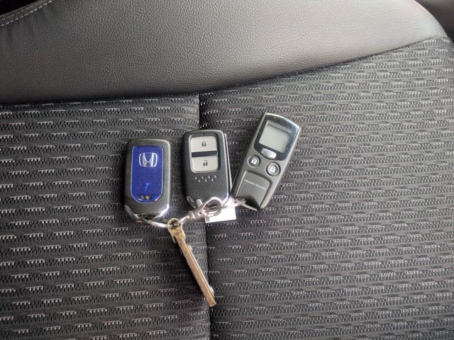 フィットハイブリッド Ｌパッケージ　ハイブリッド　ＥＴＣ　ＴＶ　オートクルーズコントロール　ＬＥＤヘッドランプ　スマートキー　電動格納ミラー　ＡＴ　盗難防止システム　衝突安全ボディ　ＡＢＳ　ＥＳＣ　エアコン　パワーステアリング（9枚目）