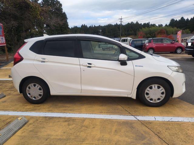 フィットハイブリッド Ｌパッケージ　ハイブリッド　ＥＴＣ　ＴＶ　オートクルーズコントロール　ＬＥＤヘッドランプ　スマートキー　電動格納ミラー　ＡＴ　盗難防止システム　衝突安全ボディ　ＡＢＳ　ＥＳＣ　エアコン　パワーステアリング（14枚目）