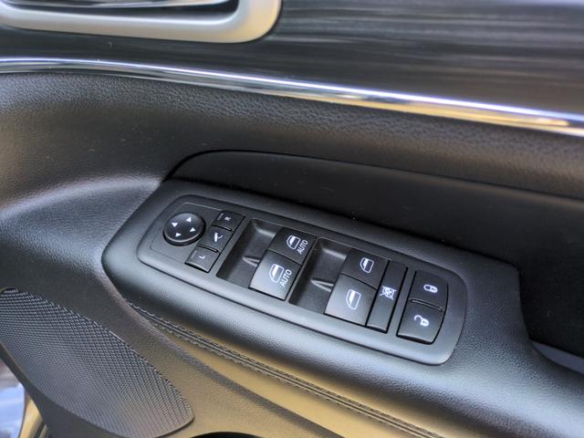 ジープ・グランドチェロキー リミテッド　ナビＴＶ　Ｓカメラ　Ｂｌｕｅｔｏｏｔｈ対応　メモリーナビ　Ｂカメ　ヒーター　パワーウィンドウ　盗難防止装置　Ｆカメラ　クルコン　電動シート　オートエアコン　オートライト　ＵＳＢ接続　パーキングアシスト（9枚目）