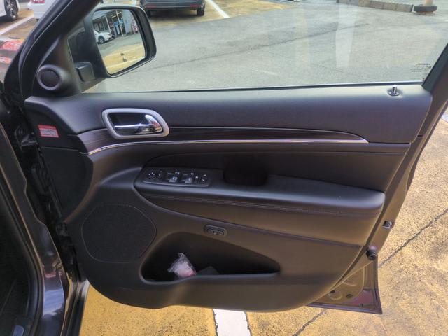 ジープ・グランドチェロキー リミテッド　ナビＴＶ　Ｓカメラ　Ｂｌｕｅｔｏｏｔｈ対応　メモリーナビ　Ｂカメ　ヒーター　パワーウィンドウ　盗難防止装置　Ｆカメラ　クルコン　電動シート　オートエアコン　オートライト　ＵＳＢ接続　パーキングアシスト（26枚目）