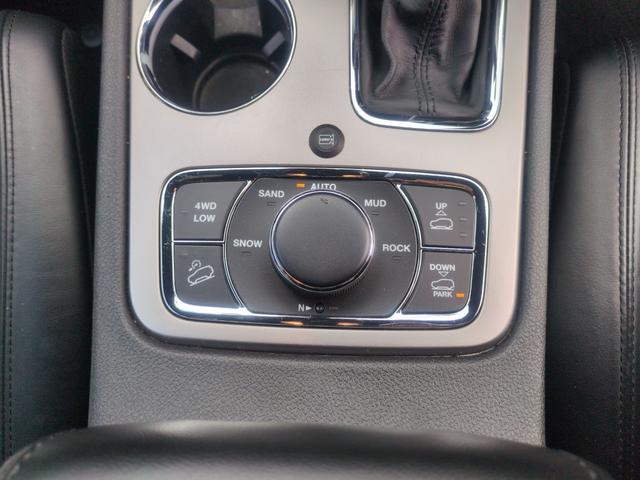 ジープ・グランドチェロキー リミテッド　ナビＴＶ　Ｓカメラ　Ｂｌｕｅｔｏｏｔｈ対応　メモリーナビ　Ｂカメ　ヒーター　パワーウィンドウ　盗難防止装置　Ｆカメラ　クルコン　電動シート　オートエアコン　オートライト　ＵＳＢ接続　パーキングアシスト（33枚目）