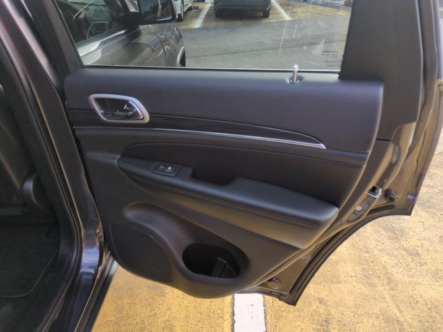 ジープ・グランドチェロキー リミテッド　ナビＴＶ　Ｓカメラ　Ｂｌｕｅｔｏｏｔｈ対応　メモリーナビ　Ｂカメ　ヒーター　パワーウィンドウ　盗難防止装置　Ｆカメラ　クルコン　電動シート　オートエアコン　オートライト　ＵＳＢ接続　パーキングアシスト（46枚目）