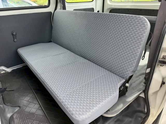 ハイゼットカーゴ スペシャル　ハイルーフ　４人乗り　集中ドアロック　両側スライドドア　ヘッドライトレベライザー　荷室フルフラット　エアバック　スペアキー×２本　タイヤ７分山　禁煙車　取扱説明書（7枚目）