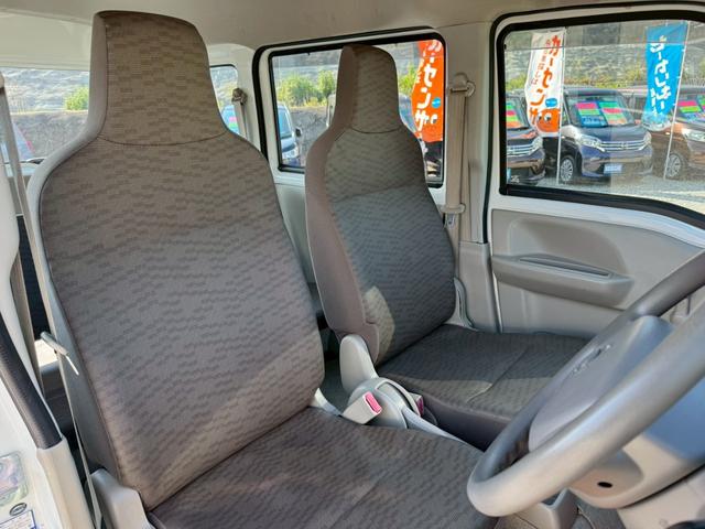 ＮＶ１００クリッパーバン ＤＸ　５ＡＧＳ車　ハイルーフ　４人乗　集中ドアロック　両側スライドドア　ヘッドライトレベライザー　エアコン　パワステ　ダブルエアバッグ　フルフラットシート　ドアバイザー　スペアキー　禁煙車　取説　記録簿（13枚目）