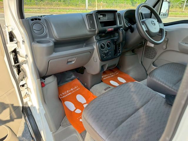 ＮＶ１００クリッパーバン ＤＸ　５ＡＧＳ車　ハイルーフ　４人乗　集中ドアロック　両側スライドドア　ヘッドライトレベライザー　エアコン　パワステ　ダブルエアバッグ　フルフラットシート　ドアバイザー　スペアキー　禁煙車　取説　記録簿（14枚目）
