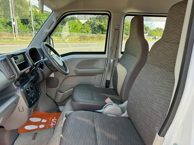 ＮＶ１００クリッパーバン ＤＸ　５ＡＧＳ車　ハイルーフ　４人乗　集中ドアロック　両側スライドドア　ヘッドライトレベライザー　エアコン　パワステ　ダブルエアバッグ　フルフラットシート　ドアバイザー　スペアキー　禁煙車　取説　記録簿（15枚目）