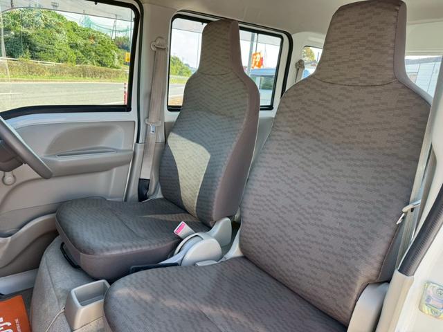 ＮＶ１００クリッパーバン ＤＸ　５ＡＧＳ車　ハイルーフ　４人乗　集中ドアロック　両側スライドドア　ヘッドライトレベライザー　エアコン　パワステ　ダブルエアバッグ　フルフラットシート　ドアバイザー　スペアキー　禁煙車　取説　記録簿（16枚目）