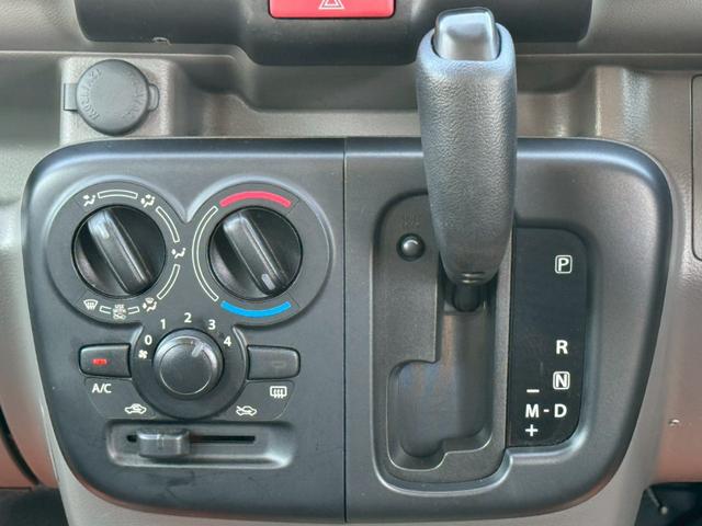 ＮＶ１００クリッパーバン ＤＸ　５ＡＧＳ車　ハイルーフ　４人乗　集中ドアロック　両側スライドドア　ヘッドライトレベライザー　エアコン　パワステ　ダブルエアバッグ　フルフラットシート　ドアバイザー　スペアキー　禁煙車　取説　記録簿（23枚目）