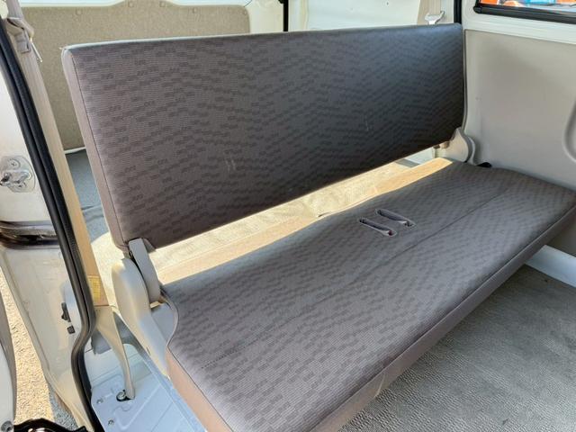 ＮＶ１００クリッパーバン ＤＸ　５ＡＧＳ車　ハイルーフ　４人乗　集中ドアロック　両側スライドドア　ヘッドライトレベライザー　エアコン　パワステ　ダブルエアバッグ　フルフラットシート　ドアバイザー　スペアキー　禁煙車　取説　記録簿（27枚目）