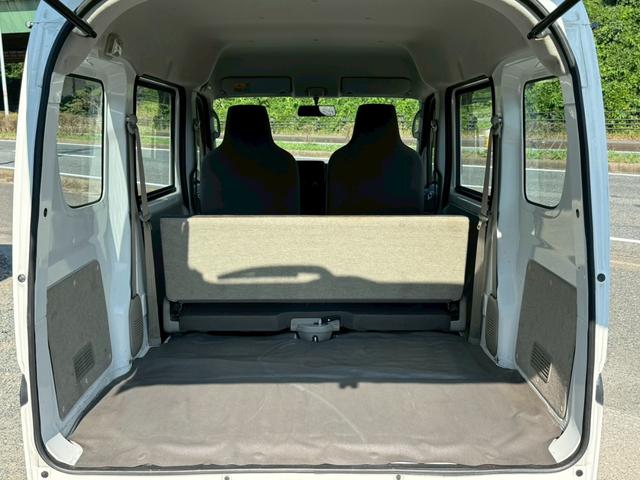 ＮＶ１００クリッパーバン ＤＸ　５ＡＧＳ車　ハイルーフ　４人乗　集中ドアロック　両側スライドドア　ヘッドライトレベライザー　エアコン　パワステ　ダブルエアバッグ　フルフラットシート　ドアバイザー　スペアキー　禁煙車　取説　記録簿（30枚目）