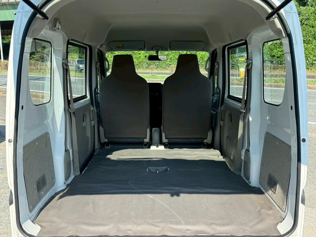 ＮＶ１００クリッパーバン ＤＸ　５ＡＧＳ車　ハイルーフ　４人乗　集中ドアロック　両側スライドドア　ヘッドライトレベライザー　エアコン　パワステ　ダブルエアバッグ　フルフラットシート　ドアバイザー　スペアキー　禁煙車　取説　記録簿（31枚目）