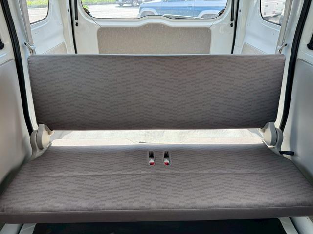 ＮＶ１００クリッパーバン ＤＸ　４人乗　社外コンポ　ＣＤ再生　スピーカー付　集中ドアロック　両側スライドドア　ヘッドライトレベライザー　エアコン　パワステ　ダブルエアバッグ　フルフラットシート　ドアバイザー　禁煙車（25枚目）