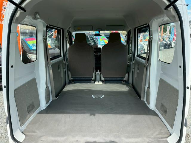 ＮＶ１００クリッパーバン ＤＸ　４人乗　社外コンポ　ＣＤ再生　スピーカー付　集中ドアロック　両側スライドドア　ヘッドライトレベライザー　エアコン　パワステ　ダブルエアバッグ　フルフラットシート　ドアバイザー　禁煙車（28枚目）