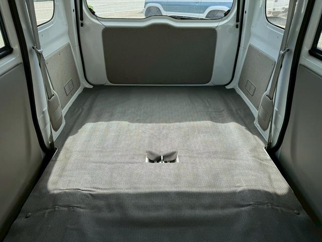 ＮＶ１００クリッパーバン ＤＸ　４人乗　社外コンポ　ＣＤ再生　スピーカー付　集中ドアロック　両側スライドドア　ヘッドライトレベライザー　エアコン　パワステ　ダブルエアバッグ　フルフラットシート　ドアバイザー　禁煙車（29枚目）