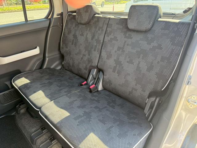 反対側からのセカンドシートです☆専任のスタッフが一台一台丁寧に清掃をしております！低価格車でも自信をもってお届けします！