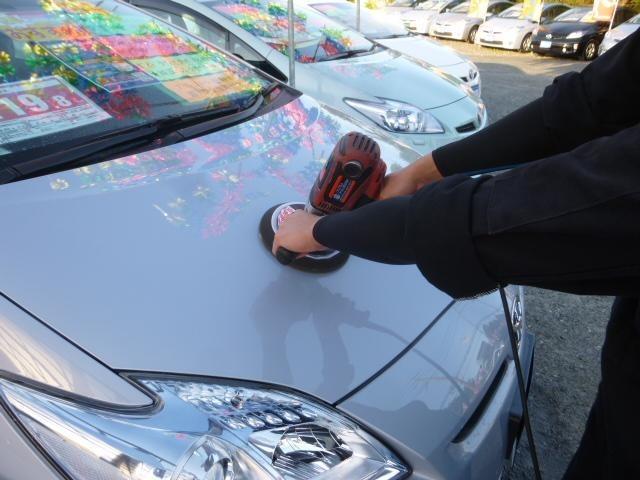ボンネットや天井、トランク等上部は水アカ等が着きやすくただ磨くだけでは取れませんので専用の機械と専用のバフにより作業を行っております。