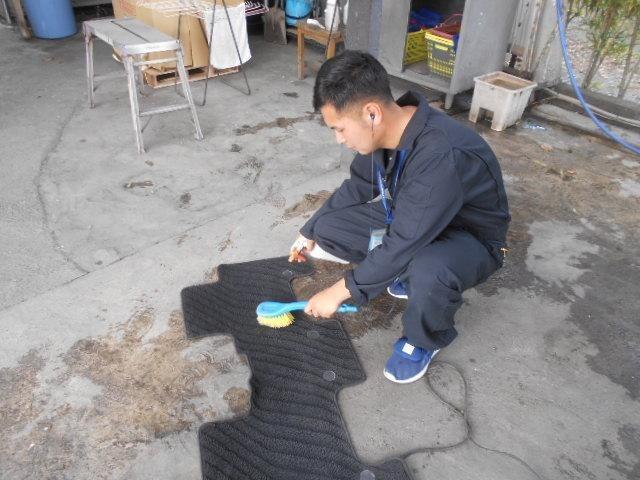 フロアマットの清掃作業も行っております。取れにくい汚れはスチーム等、駆使して落としております。キレイな状態を是非見にご来店ください！！！