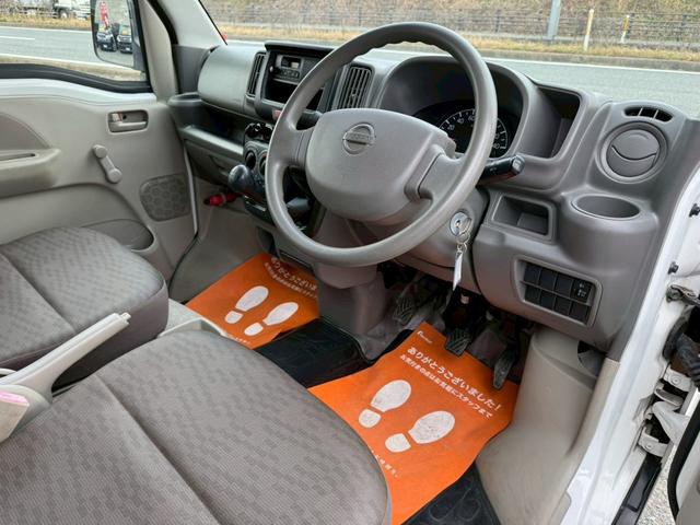 ＮＶ１００クリッパーバン ＤＸ／　５ＭＴ　４人乗　ドライブレコーダー　集中ドアロック　両側スライドドア　ヘッドライトレベライザー　エアコン　パワステ　ダブルエアバッグ　フルフラットシート　ドアバイザー　禁煙車　定期点検記録簿（13枚目）