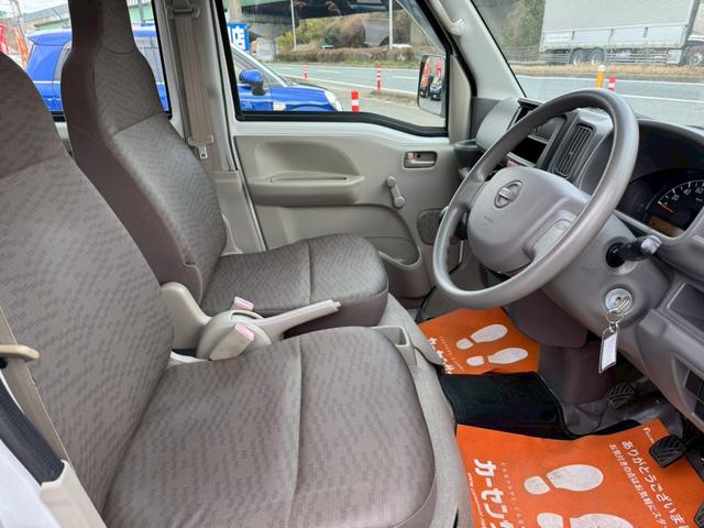 ＮＶ１００クリッパーバン ＤＸ／　５ＭＴ　４人乗　ドライブレコーダー　集中ドアロック　両側スライドドア　ヘッドライトレベライザー　エアコン　パワステ　ダブルエアバッグ　フルフラットシート　ドアバイザー　禁煙車　定期点検記録簿（14枚目）