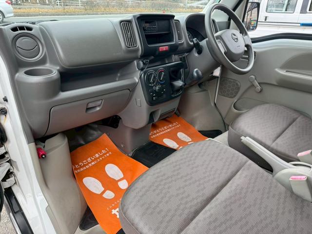 ＮＶ１００クリッパーバン ＤＸ／　５ＭＴ　４人乗　ドライブレコーダー　集中ドアロック　両側スライドドア　ヘッドライトレベライザー　エアコン　パワステ　ダブルエアバッグ　フルフラットシート　ドアバイザー　禁煙車　定期点検記録簿（16枚目）