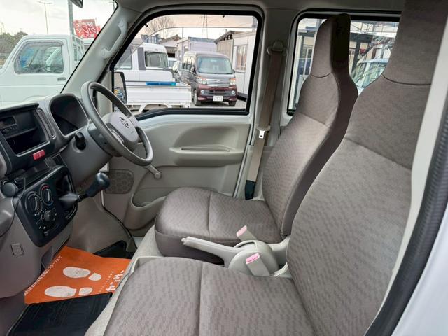 ＮＶ１００クリッパーバン ＤＸ／　５ＭＴ　４人乗　ドライブレコーダー　集中ドアロック　両側スライドドア　ヘッドライトレベライザー　エアコン　パワステ　ダブルエアバッグ　フルフラットシート　ドアバイザー　禁煙車　定期点検記録簿（17枚目）