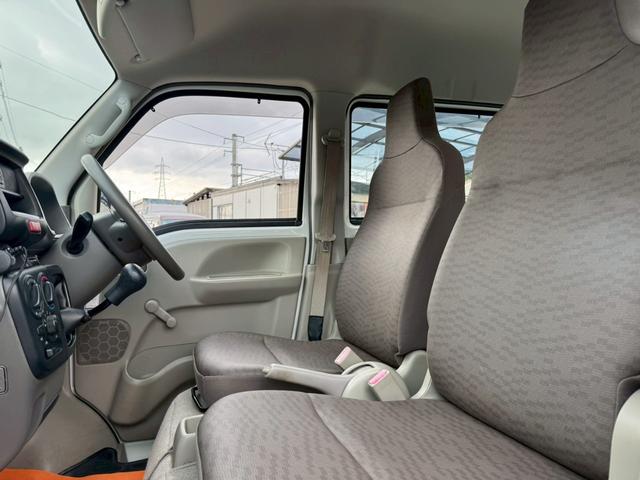 ＮＶ１００クリッパーバン ＤＸ／　５ＭＴ　４人乗　ドライブレコーダー　集中ドアロック　両側スライドドア　ヘッドライトレベライザー　エアコン　パワステ　ダブルエアバッグ　フルフラットシート　ドアバイザー　禁煙車　定期点検記録簿（18枚目）