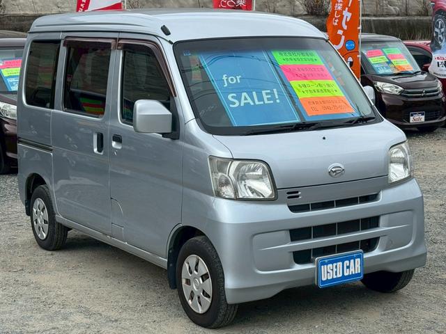 ハイゼットカーゴ クルーズ　ディスプレイオーディオ　Ｂｌｕｅｔｏｏｔｈ　ＥＴＣ　後付アームレスト　４人乗　電格ミラー　集中ドアロック　両側スライドドア　ヘッドライトレベライザー　ダブルエアバッグ　フルフラットシート　ドアバイザー（7枚目）