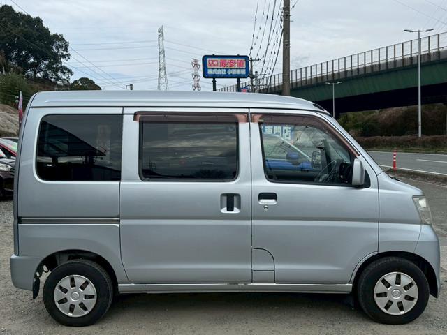 ハイゼットカーゴ クルーズ　ディスプレイオーディオ　Ｂｌｕｅｔｏｏｔｈ　ＥＴＣ　後付アームレスト　４人乗　電格ミラー　集中ドアロック　両側スライドドア　ヘッドライトレベライザー　ダブルエアバッグ　フルフラットシート　ドアバイザー（8枚目）