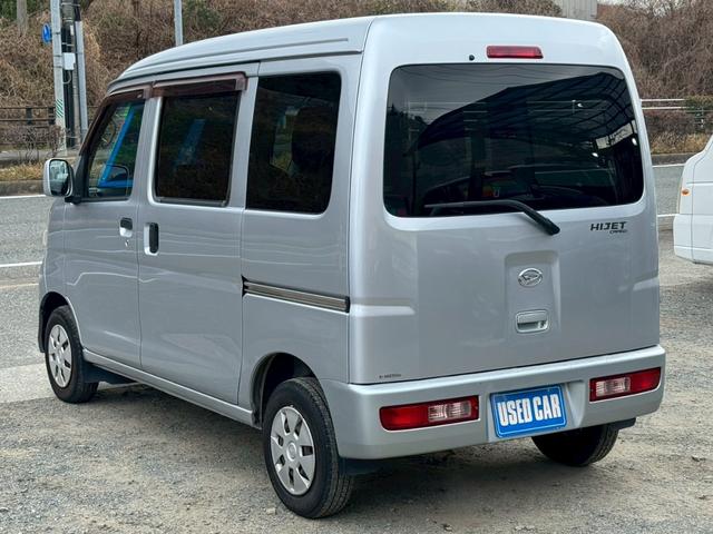 ハイゼットカーゴ クルーズ　ディスプレイオーディオ　Ｂｌｕｅｔｏｏｔｈ　ＥＴＣ　後付アームレスト　４人乗　電格ミラー　集中ドアロック　両側スライドドア　ヘッドライトレベライザー　ダブルエアバッグ　フルフラットシート　ドアバイザー（11枚目）