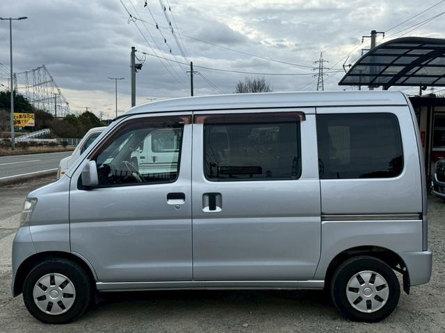 ハイゼットカーゴ クルーズ　ディスプレイオーディオ　Ｂｌｕｅｔｏｏｔｈ　ＥＴＣ　後付アームレスト　４人乗　電格ミラー　集中ドアロック　両側スライドドア　ヘッドライトレベライザー　ダブルエアバッグ　フルフラットシート　ドアバイザー（12枚目）