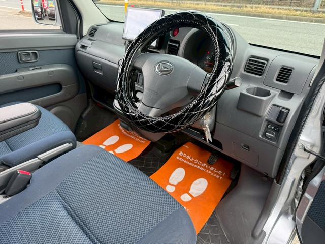 ハイゼットカーゴ クルーズ　ディスプレイオーディオ　Ｂｌｕｅｔｏｏｔｈ　ＥＴＣ　後付アームレスト　４人乗　電格ミラー　集中ドアロック　両側スライドドア　ヘッドライトレベライザー　ダブルエアバッグ　フルフラットシート　ドアバイザー（13枚目）