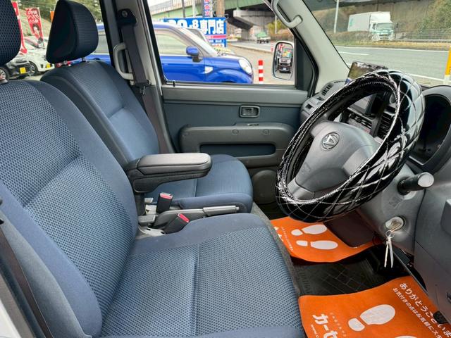 ハイゼットカーゴ クルーズ　ディスプレイオーディオ　Ｂｌｕｅｔｏｏｔｈ　ＥＴＣ　後付アームレスト　４人乗　電格ミラー　集中ドアロック　両側スライドドア　ヘッドライトレベライザー　ダブルエアバッグ　フルフラットシート　ドアバイザー（14枚目）