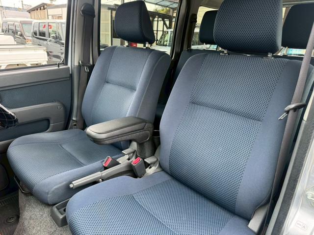 ハイゼットカーゴ クルーズ　ディスプレイオーディオ　Ｂｌｕｅｔｏｏｔｈ　ＥＴＣ　後付アームレスト　４人乗　電格ミラー　集中ドアロック　両側スライドドア　ヘッドライトレベライザー　ダブルエアバッグ　フルフラットシート　ドアバイザー（18枚目）