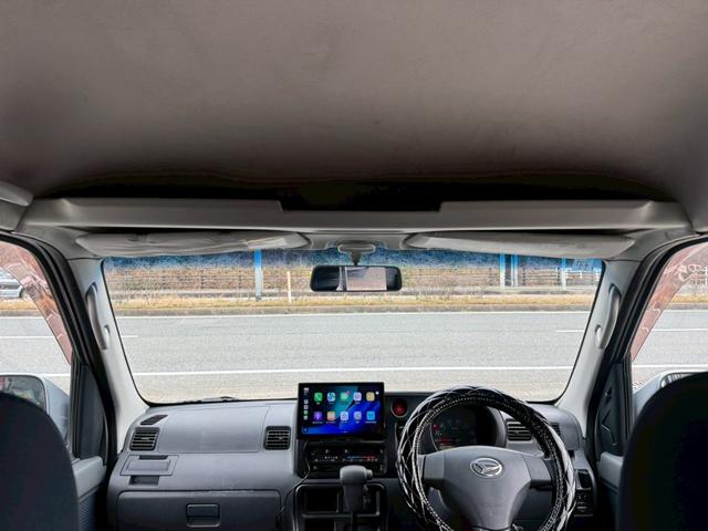 ハイゼットカーゴ クルーズ　ディスプレイオーディオ　Ｂｌｕｅｔｏｏｔｈ　ＥＴＣ　後付アームレスト　４人乗　電格ミラー　集中ドアロック　両側スライドドア　ヘッドライトレベライザー　ダブルエアバッグ　フルフラットシート　ドアバイザー（30枚目）