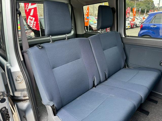 ハイゼットカーゴ クルーズ　ディスプレイオーディオ　Ｂｌｕｅｔｏｏｔｈ　ＥＴＣ　後付アームレスト　４人乗　電格ミラー　集中ドアロック　両側スライドドア　ヘッドライトレベライザー　ダブルエアバッグ　フルフラットシート　ドアバイザー（31枚目）