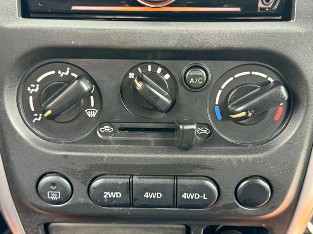 ジムニー ＸＧ　６型５ＭＴ　リフトアップ　社外オーディオ　Ｂｌｕｅｔｏｏｔｈ　ターボ　革調シートカバー　社外マフラー　オーバーフェンダー　ＬＥＤライト・デイライト　ショートバンパー　フロントテーブル　光軸調整ライト（7枚目）