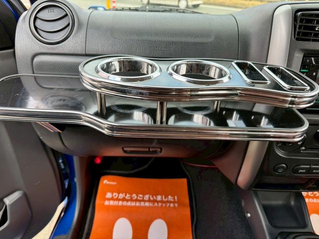 ジムニー ＸＧ　６型５ＭＴ　リフトアップ　社外オーディオ　Ｂｌｕｅｔｏｏｔｈ　ターボ　革調シートカバー　社外マフラー　オーバーフェンダー　ＬＥＤライト・デイライト　ショートバンパー　フロントテーブル　光軸調整ライト（10枚目）