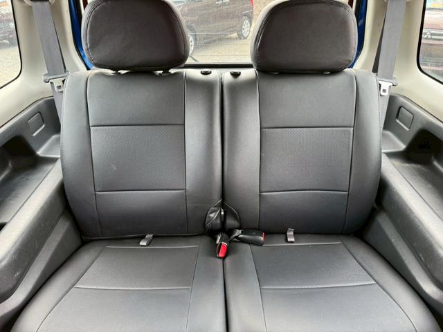 ジムニー ＸＧ　６型５ＭＴ　リフトアップ　社外オーディオ　Ｂｌｕｅｔｏｏｔｈ　ターボ　革調シートカバー　社外マフラー　オーバーフェンダー　ＬＥＤライト・デイライト　ショートバンパー　フロントテーブル　光軸調整ライト（12枚目）