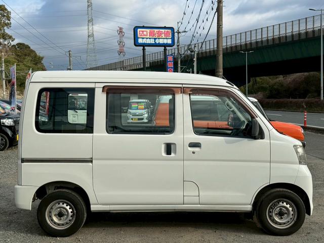 ハイゼットカーゴ スペシャルクリーン　ハイルーフ　４人乗　純正ラジオ　ＥＴＣ　集中ドアロック　両側スライドドア　ヘッドライトレベライザー　エアコン　パワステ　ダブルエアバッグ　フルフラットシート　ドアバイザー　レンタカーアップ車　取説（8枚目）