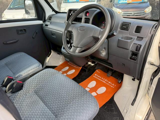 ハイゼットカーゴ スペシャルクリーン　ハイルーフ　４人乗　純正ラジオ　ＥＴＣ　集中ドアロック　両側スライドドア　ヘッドライトレベライザー　エアコン　パワステ　ダブルエアバッグ　フルフラットシート　ドアバイザー　レンタカーアップ車　取説（13枚目）