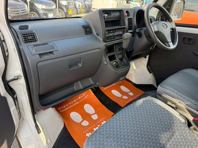 ハイゼットカーゴ スペシャルクリーン　ハイルーフ　４人乗　純正ラジオ　ＥＴＣ　集中ドアロック　両側スライドドア　ヘッドライトレベライザー　エアコン　パワステ　ダブルエアバッグ　フルフラットシート　ドアバイザー　レンタカーアップ車　取説（16枚目）
