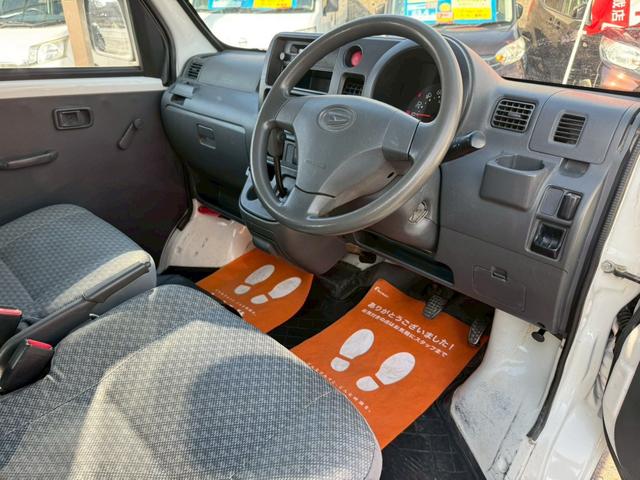 ハイゼットカーゴ スペシャル　ハイルーフ　４人乗　純正ラジオ　集中ドアロック　両側スライドドア　ヘッドライトレベライザー　エアコン　パワステ　ダブルエアバッグ　フルフラットシート　ドアバイザー　レンタカーアップ車　取扱説明書（13枚目）